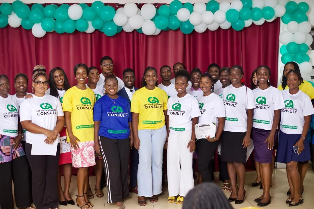 A group of people wearing yellow and white shirts with the word consultant on them.